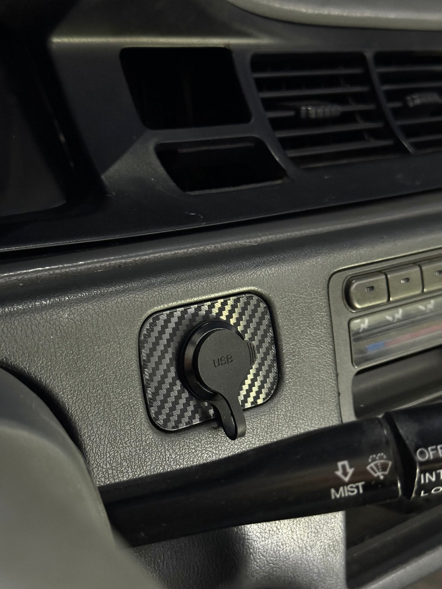 Defrost Button USB EG Civic - Passthrough / Carbon Fiber