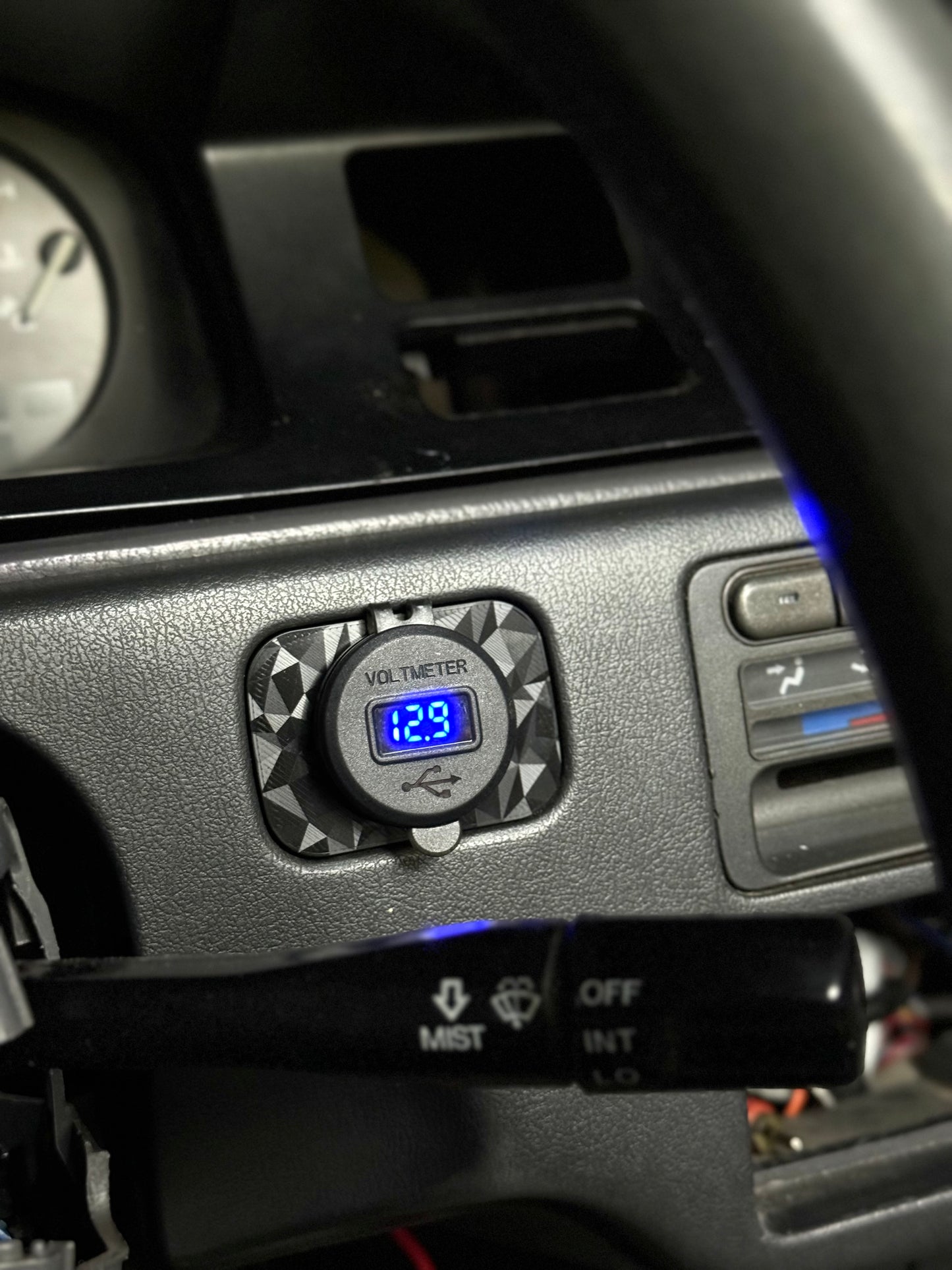 Defrost Button USB EG Civic - Voltmeter / Charger / Diamond