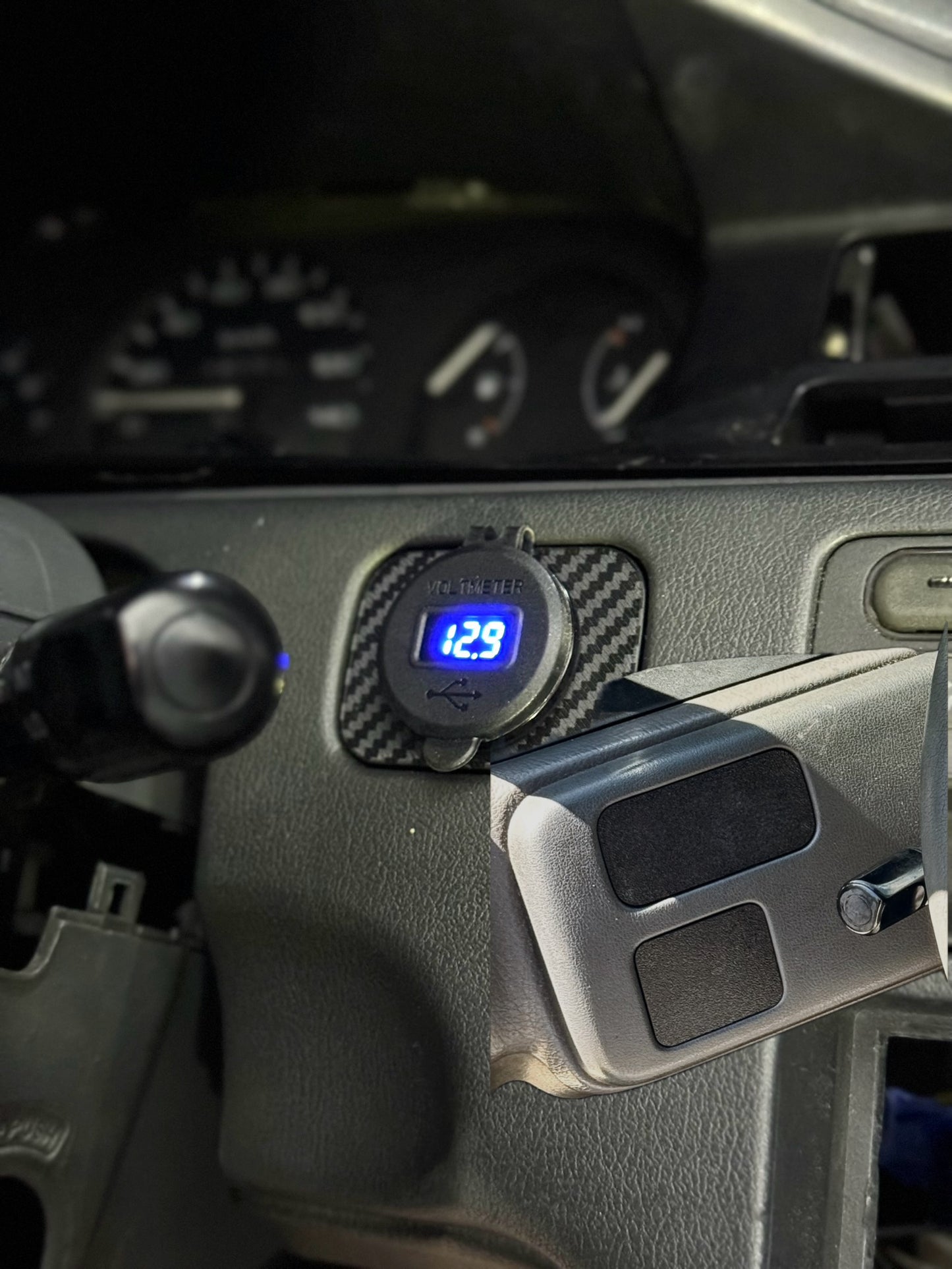 Defrost Button USB EG Civic - Voltmeter / Charger + 2 Delete / Carbon Fiber