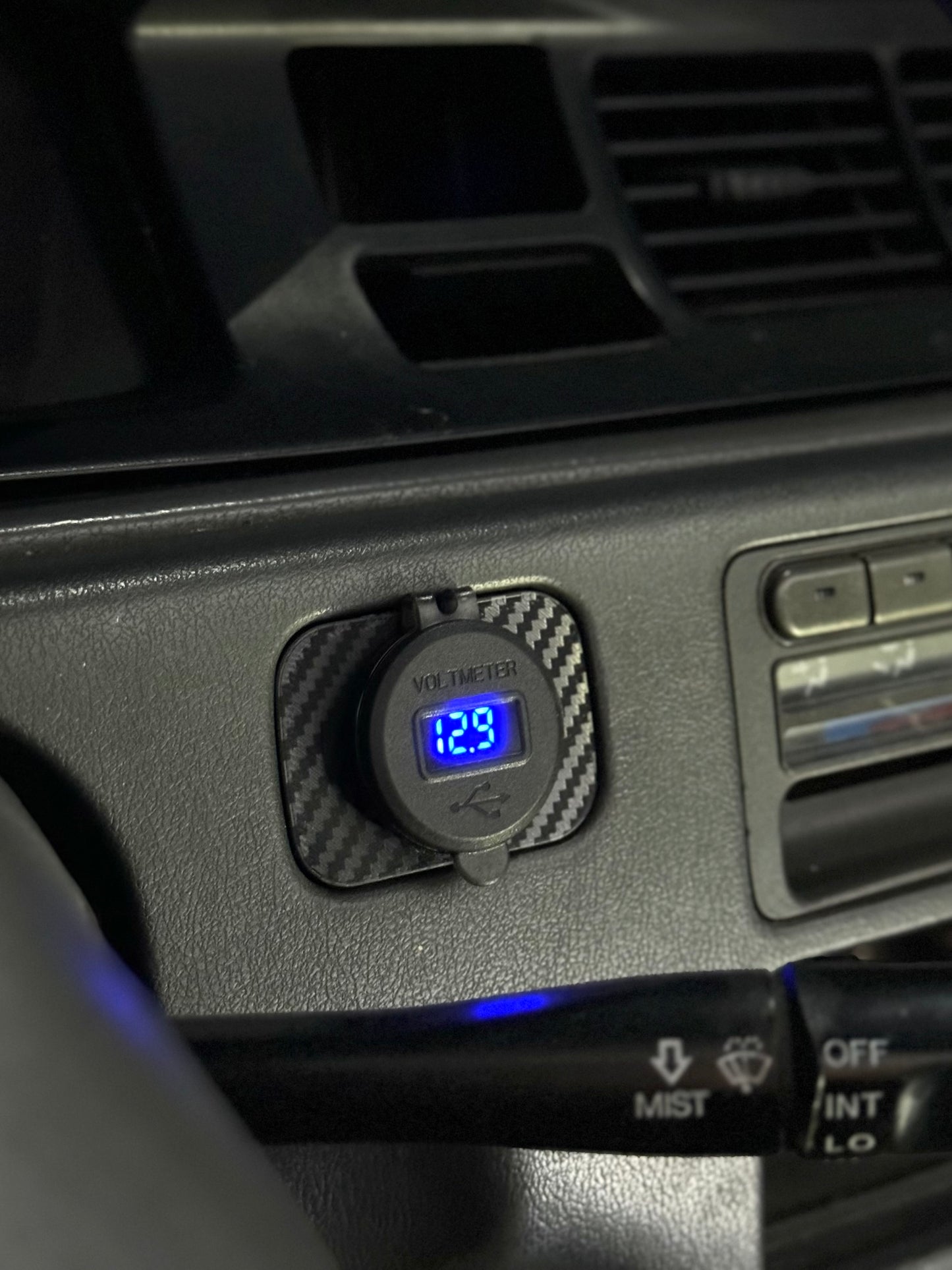 Defrost Button USB EG Civic - Voltmeter / Charger / Carbon Fiber