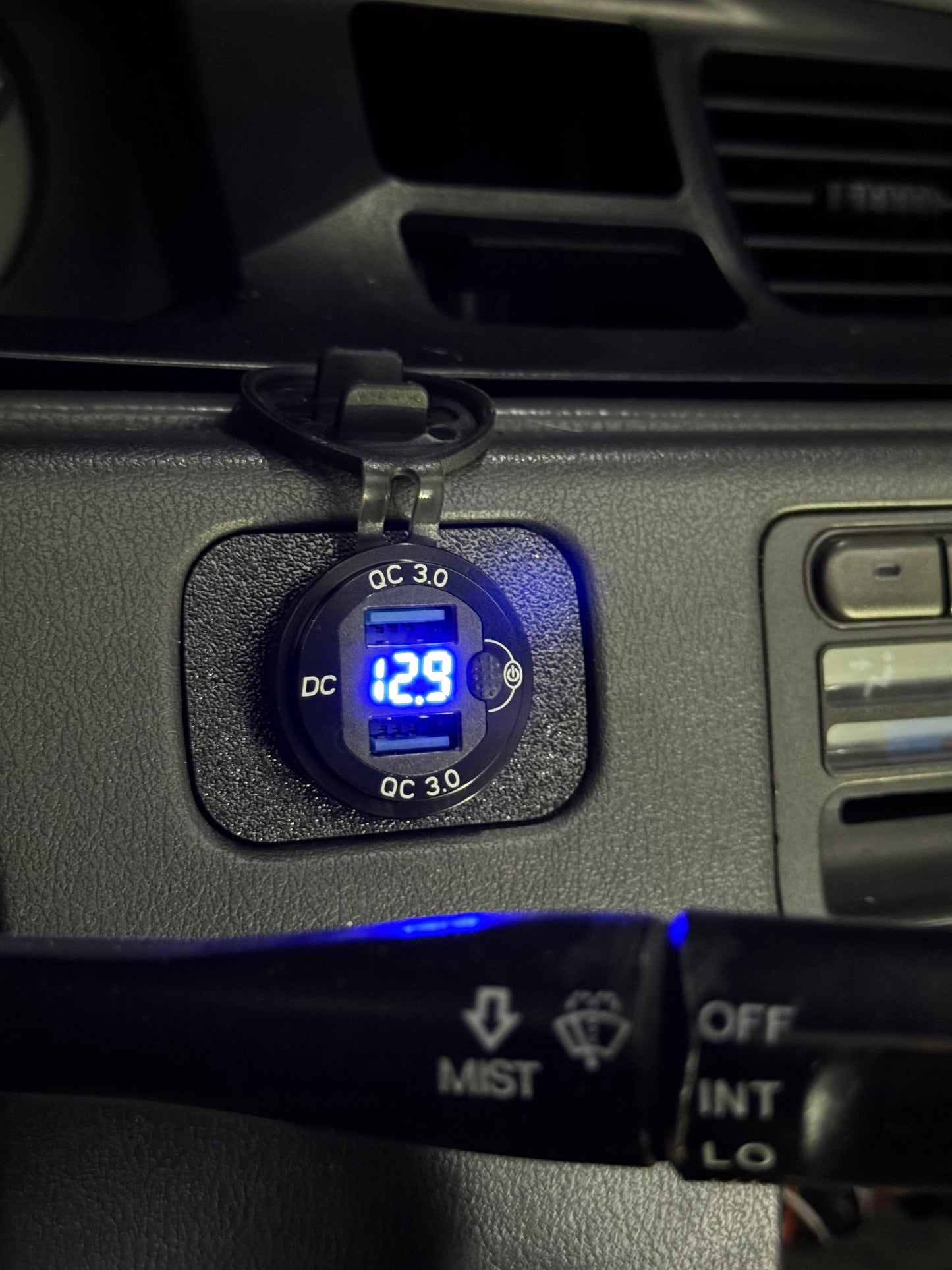 Defrost Button USB EG Civic - Voltmeter / Charger / Textured