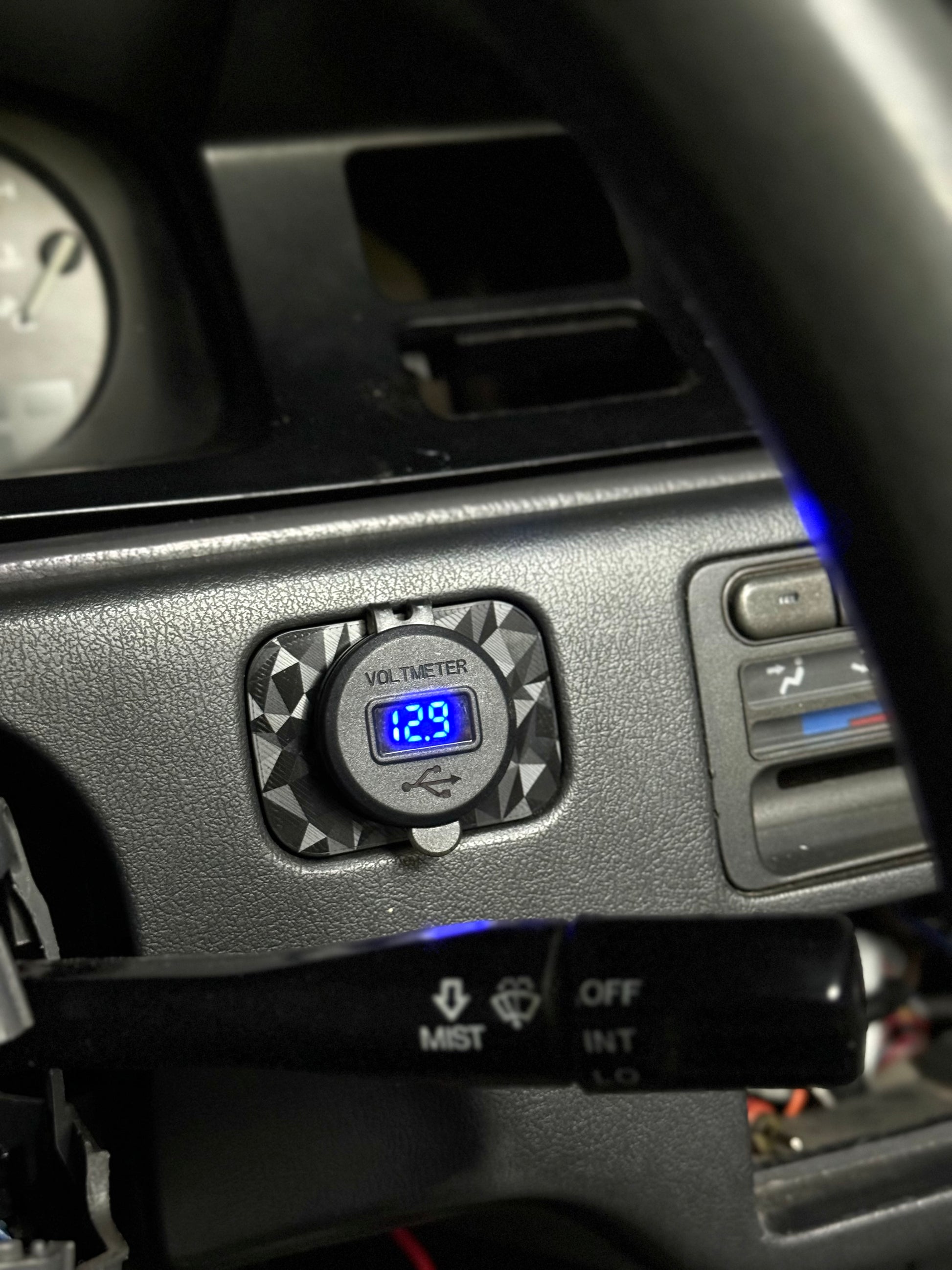 Defrost Button USB EG Civic - Voltmeter / Charger / Diamond